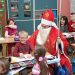 Święty Mikołaj odwiedził szkołę oraz&nbsp;Mogielnicę