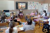 Głośne czytanie łączy pokolenia uczni&oacute;w
