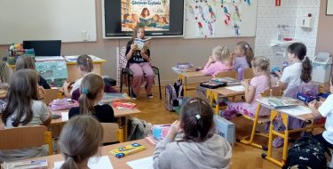 Głośne czytanie łączy pokolenia uczni&oacute;w