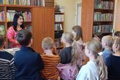 Uczniowie klasy pierwszej z wizytą w bibliotece